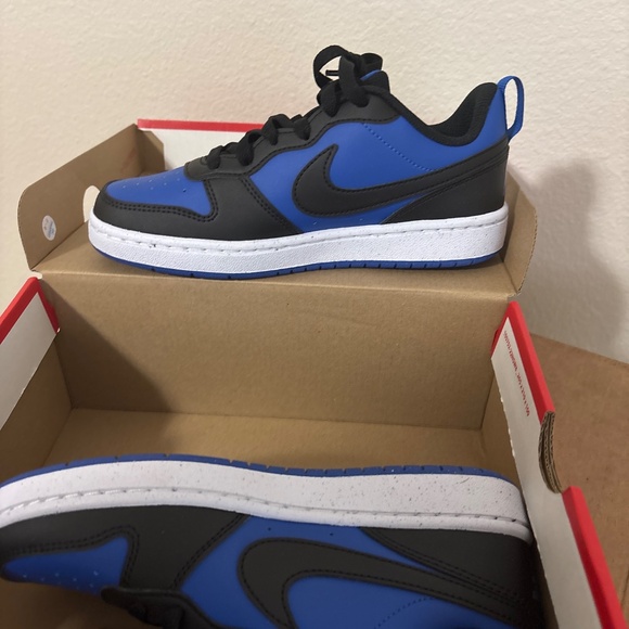 Size 4y Nike dunks - Picture 2 of 2